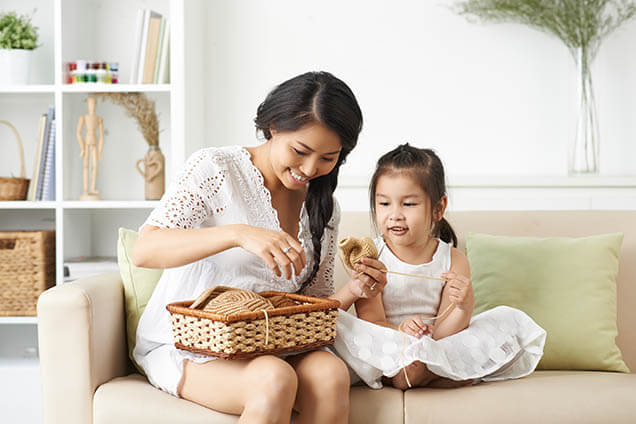 亞洲媽媽陪女兒