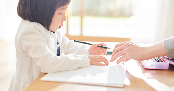 強迫左撇子孩子改右手,影響發展及自信心! 強迫左撇子孩子改右手,影響發展及自信心!